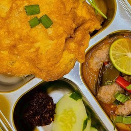 ข้าวไข่เจียว/ไข่ดาว + ต้มยำน้ำข้น