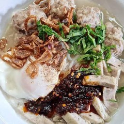 [อร่อยซ่ากับโค้ก] ก๋วยจั๊บอุบลหมูสับ + ไข่ลวก +  โค้ก ออริจินัล (กระป๋อง)