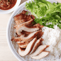 คอหมูย่างนำโชคริมทาง