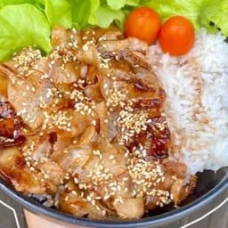 ข้าวหน้าสามชั้นสไลด์ซอสเทอริยากิ