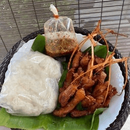 หมู 10 พวง ข้าวเหนียว 1 ห่อ