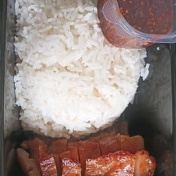 ข้าวหน้าหมูย่าง น้ำจิ้มแจ่ว