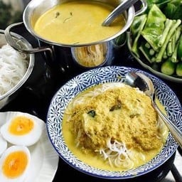 มีน้ำยา ขนมจีน และ ก๋วยเตี๋ยวไก่
