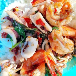 ข้าวกะเพรากุ้ง+หมึก