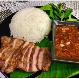 ข้าวหน้าหมูย่าง+น้ำจิ้มแจ่ว