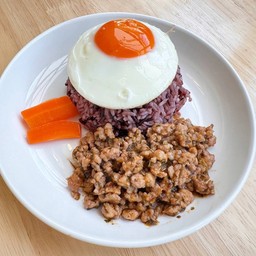 ข้าวกะเพราหมูสับไข่ดาว 70 กรัม Protein 20g  Kcal 400