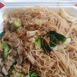 ผัดซีอี้วหมูเส้นหมี่ขาว