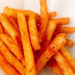 เฟรนฟรายเขย่าผงปาปริก้า