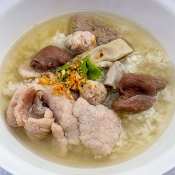 ข้าวต้มหมูเครื่องใน