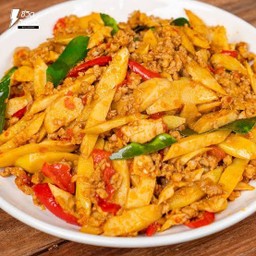 ผัดพริกแกงเนื้อใสหน่อไม้ราดข้าด