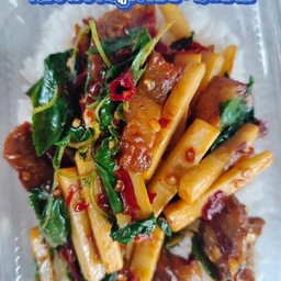ผัดพริกแกงหมูกรอบใส่หน่อไม้