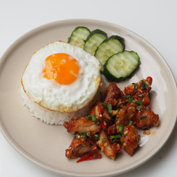 ข้าวไก่กรอบคั่วพริกกระเทียมไข่ดาว