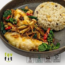 ข้าวกล้องผัดฉ่าปลากระพงทะเล (คลีน)