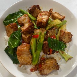 ผัดคะน้าหมูกรอบราดข้าว