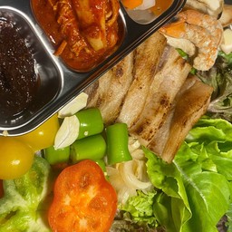 หมูย่างเกาหลีพร้อมผักสดตามฤดูกาล(กิมจิ)