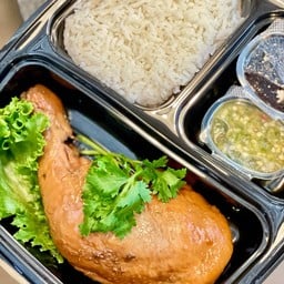 สะโพกไก่ต้มน้ำปลา ราดข้่าว