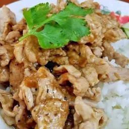 ไก่กระเทียมราดข้าว