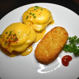 Classic New Orleans Eggs Benedict Canadian Bacon