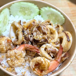 กุ้ง + หมึก กระเทียมพริกไทย ราดข้าว