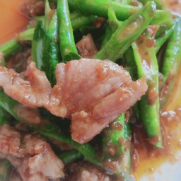 ผัดพริกแกงถั่วฝักยาวราดข้าว