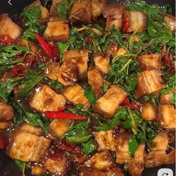 ผัดกะเพราหมูกรอบ