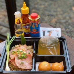 oB-ข้าวผัดคั่วพริกเกลือแฮม + ซาลาเปาไส้ครีมมินิ 2ลูก