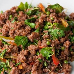 กระเพราเนื้อสับราดข้าว