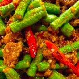 ผัดพริกแกงหมูสับราดข้าวใส่ถั่ว