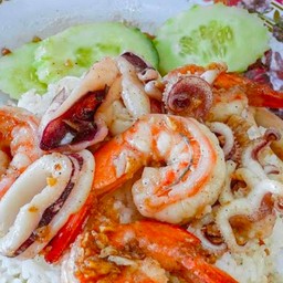 กุ้งหมึกกระเทียมราดข้าว