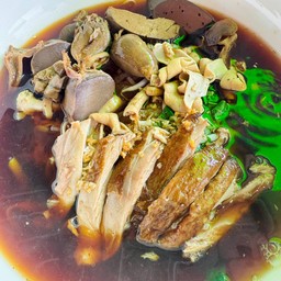 ก๋วยเตี๋ยวเป็ด (เส้นบะหมี่เหลือง) พิเศษ