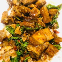 ข้าวราดผัดกะเพรา