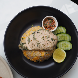 ข้าวผัดไข่และอกไก่สมุนไพรซอสแจ่ว