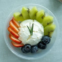 กรีกโยเกิร์ต 1 scoop + สตรอเบอร์รี่ + บลูเบอร์รี่ + กีวี่