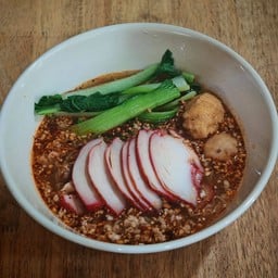 ก๋วยเตี๋ยวไก่แดงต้มยำ