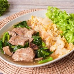 เส้นใหญ่ผัดไข่ ซี่โครงหมูอบ