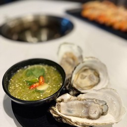 หอยนางรมตัวเป็นๆแกะสด 8ตัว พร้อมเครื่องเคียงและน้ำจิ้ม