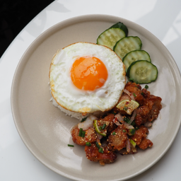 ข้าวไก่กรอบยำแซ่บไข่ดาว