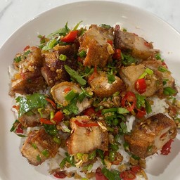 หมูกรอบคั่วพริกเกลือแบบเป็นกับข้าว