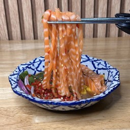 ยำเส้นแซลมอนสด โคตรแซ่บ