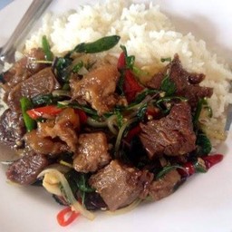 กะเพราเนื้อตุ๋น ราดข้าว