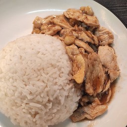 อกไก่กระเทียมพริกไทยราดข้าว