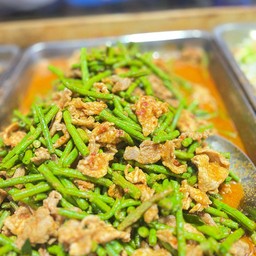 ผัดพริกแกงหมูถั่วฝักยาว