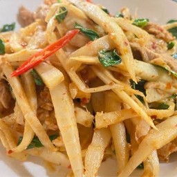 ผัดเผ็ดหน่อไม้ไก่ราดข้าว