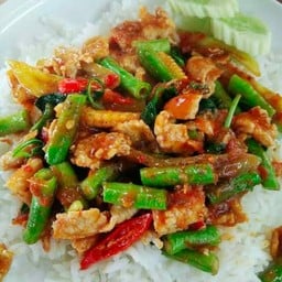 ผัดพริกแกงหมูชิ้นใส่ถั่วราดข้าว