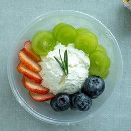 กรีกโยเกิร์ต 1 scoop + สตรอเบอร์รี่ USA + บลูเบอร์รี่ + องุ่นไชน์มัสแคท