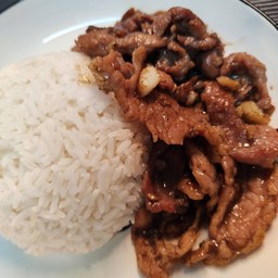 ข้าวราดกระเทียมพริกไทย