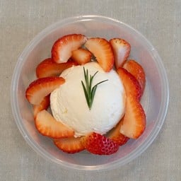 กรีกโยเกิร์ต 1 scoop + ผลไม้นำเข้า 1 อย่าง