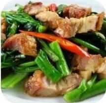 ข้าวผัดคะน้าหมูกรอบ