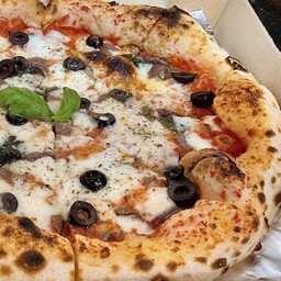 Pizza Anchovies e Olive  (แอนโชวี่และมะกอกดำ)