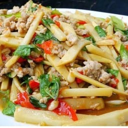 ข้าวกะเพราไก่สับหน่อไม้